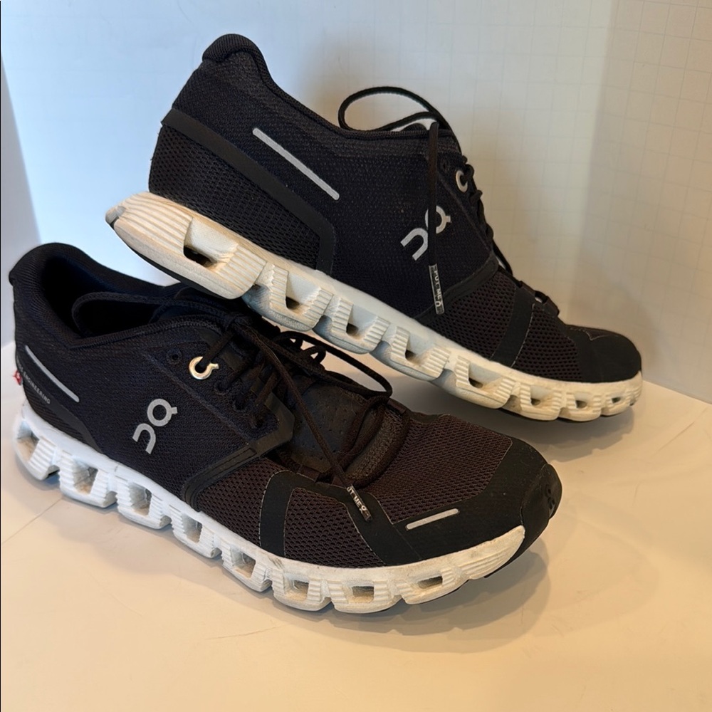 On Women’s Cloud 5 size (7.5)